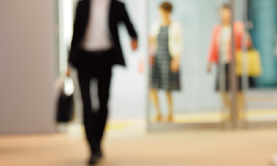 ダブル自動ドアを採用